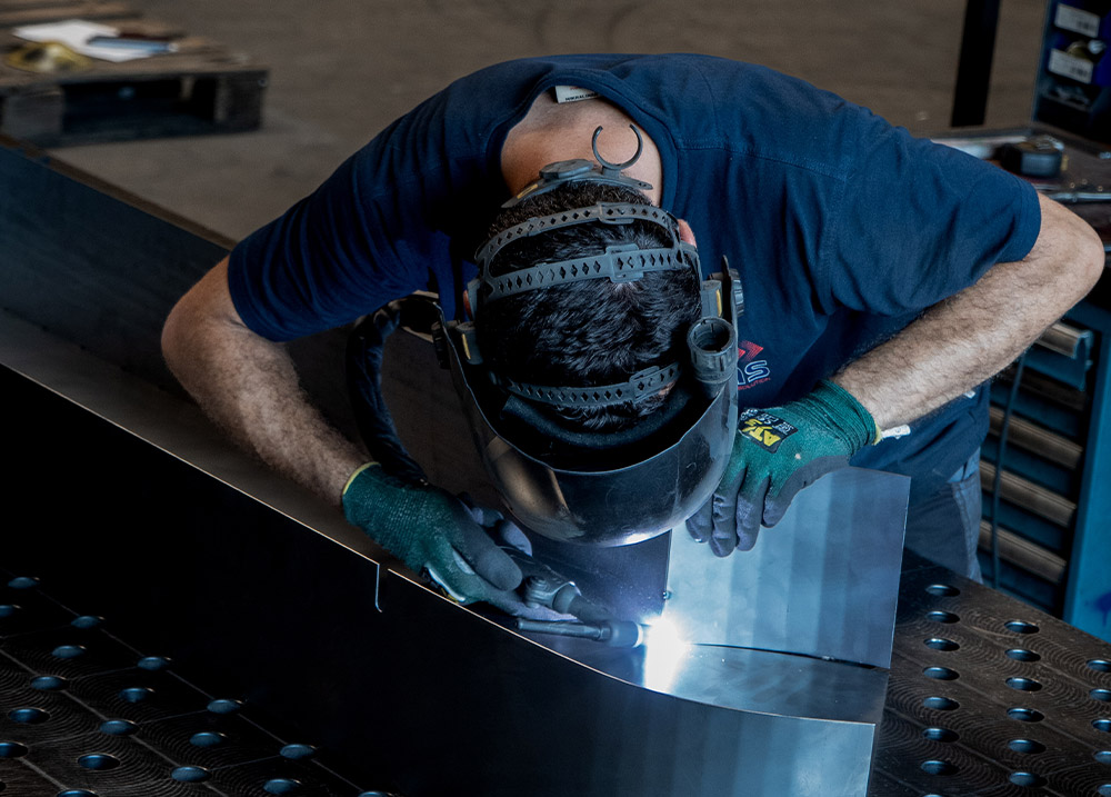 Mitarbeiter arbeitet an Schweißbaugruppe